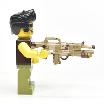 Штурмовая винтовка М16 с подствольным дробовиком. бежевый камуфляж
