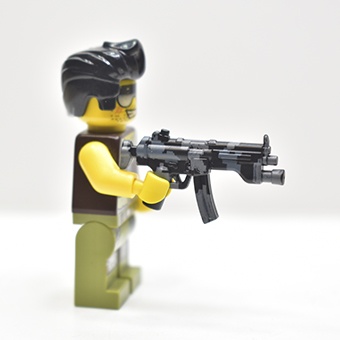 Пистолет-пулемет MP5 с фонарем черно-серый камуфляж