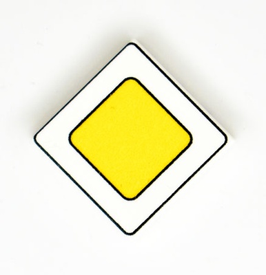 Tile 2 x 2 с изображением "Знак Главная дорога"
