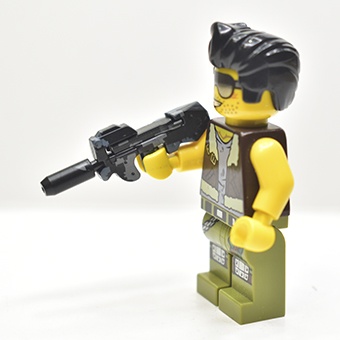Пистолет-пулемет FN P90 с глушителем. Съемный магазин. Черно-серый камуфляж.