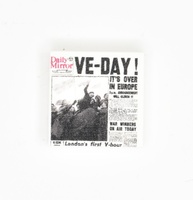Tile 2 x 2 с изображением газеты Daily Mirror "VE-Day"