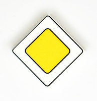 Tile 2 x 2 с изображением "Знак Главная дорога"